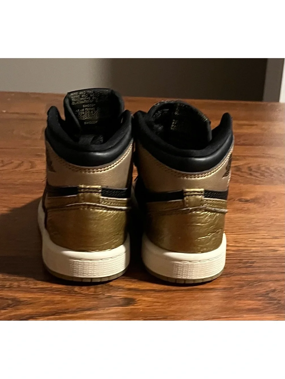 Jordan 1 Retro High OG Black Metallic Gold Size 11c